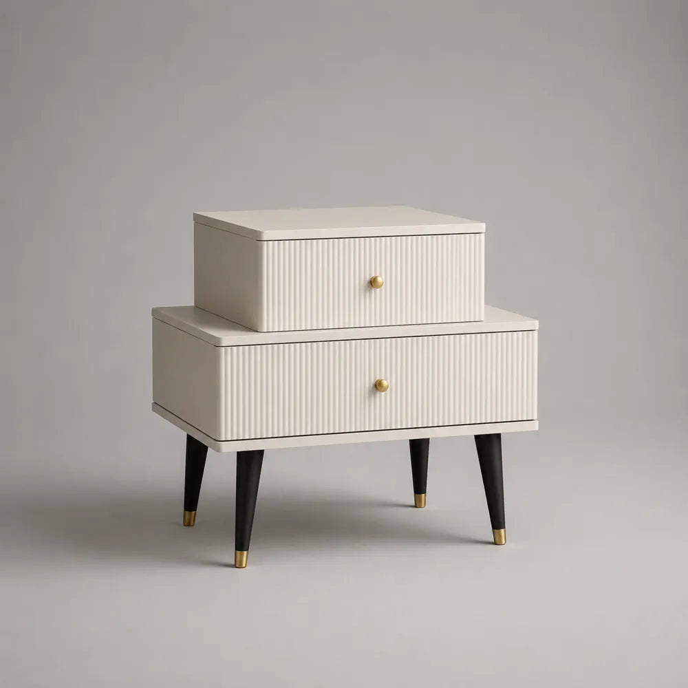 Comodino rettangolare in MDF bianco con 2 cassetti e gambe nere con dettagli dorati 60x40x60 cm